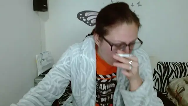 Snapshot of LadyHellene chatting on February 4, 5:24 am LadyHellene online show from February 4, 5:24 am