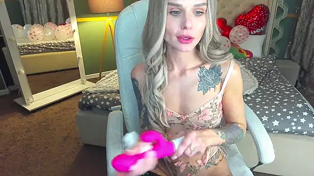 Snapshot of KiraGrayy chatting on February 11, 4:46 pm KiraGrayy online show from February 11, 4:46 pm