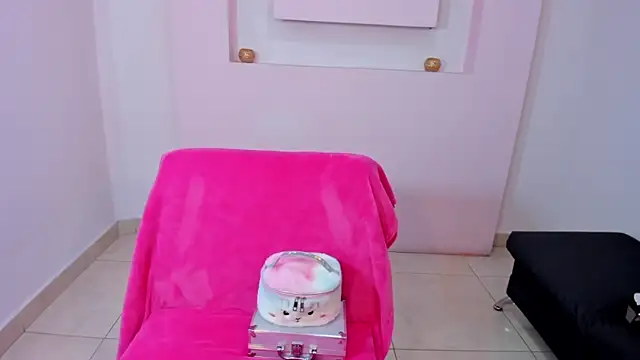 Snapshot of ScarlettWet9 chatting on December 3, 4:03 am ScarlettWet9 online show from December 3, 4:03 am