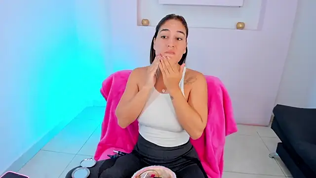 Snapshot of ScarlettWet9 chatting on December 5, 4:31 am ScarlettWet9 online show from December 5, 4:31 am