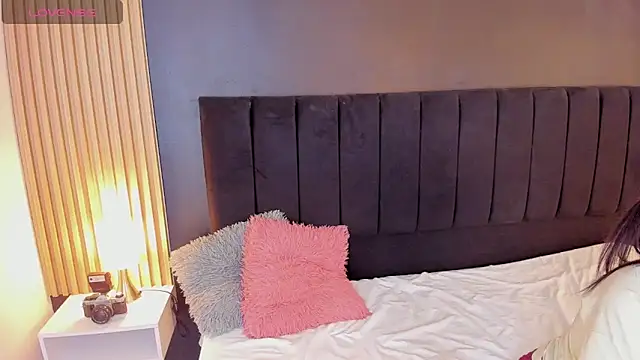 sweetsofia18 online show from April 18, 11:38 pm