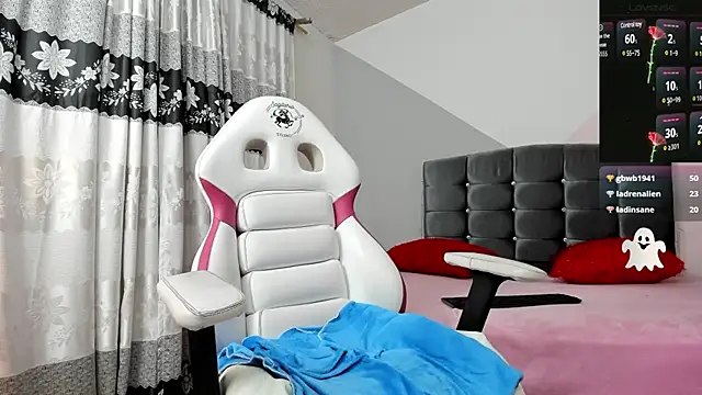 Snapshot of Camcrush__ chatting on December 12, 10:52 pm Camcrush online show from December 12, 10:52 pm