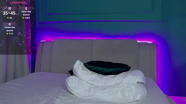 AllisonSky online show from April 14, 3:23 am