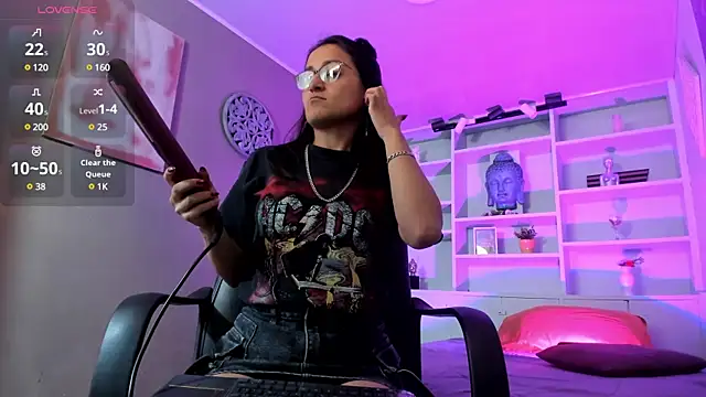 Lucy Williiams online show from March 10, 8:56 pm