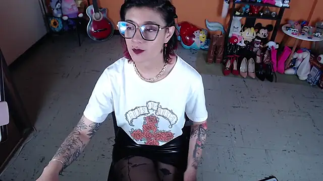 Snapshot of MissMiia2 chatting on January 8, 1:52 pm MissMiia2 online show from January 8, 1:52 pm