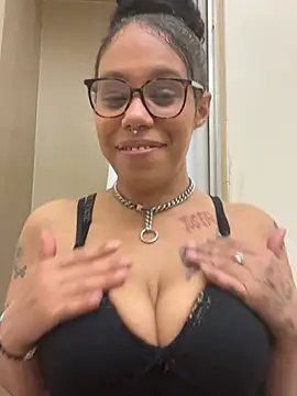 Snapshot of Princess_Desirae chatting on April 16, 3:18 am Princess Desirae online show from April 16, 3:18 am