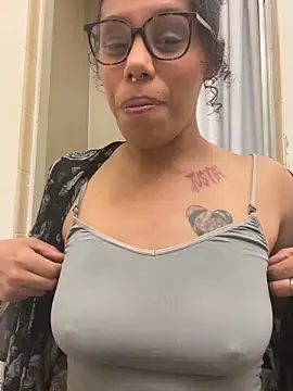 Snapshot of Princess_Desirae chatting on May 10, 3:33 am Princess Desirae online show from May 10, 3:33 am