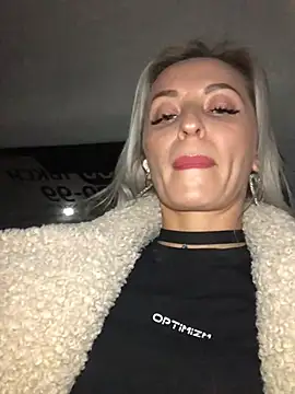 Diamond Bunny  online show from December 25, 4:00 pm