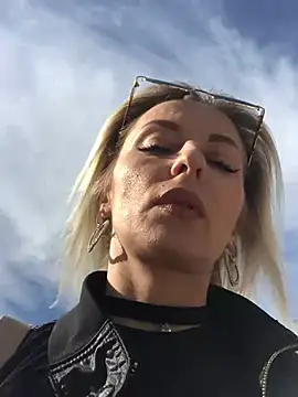 Diamond Bunny  online show from March 8, 1:03 pm