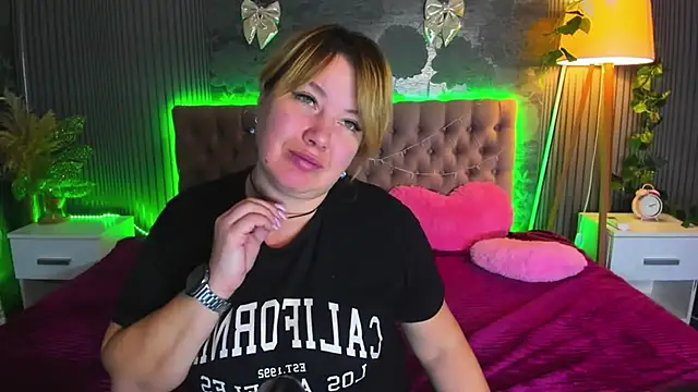 Snapshot of CurlyDreams chatting on February 14, 5:48 am CurlyDreams online show from February 14, 5:48 am