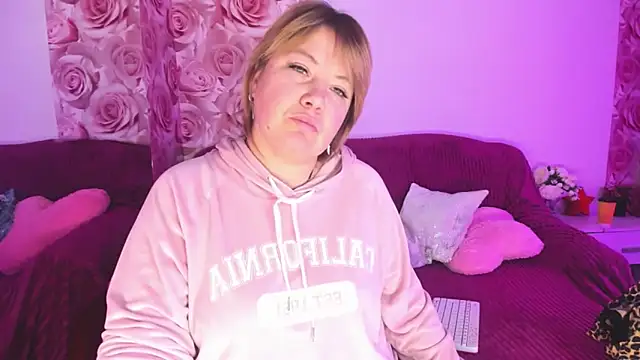 Snapshot of CurlyDreams chatting on February 19, 6:42 am CurlyDreams online show from February 19, 6:42 am