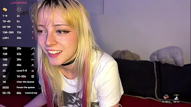 Snapshot of Cloe_five chatting on October 22, 10:53 pm Cloe five online show from October 22, 10:53 pm