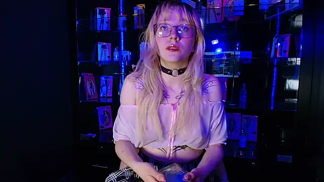 Snapshot of Cloe_five chatting on January 9, 12:41 pm Cloe five online show from January 9, 12:41 pm