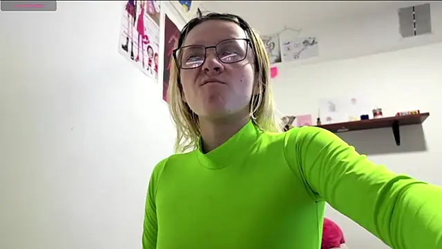 Snapshot of Cloe_five chatting on February 4, 3:18 pm Cloe five online show from February 4, 3:18 pm