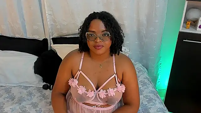 Snapshot of conielaurenth chatting on January 19, 8:18 am conielaurenth online show from January 19, 8:18 am