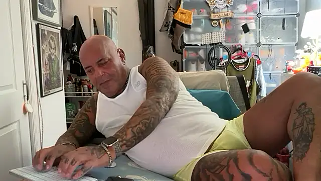 joeytatts66 online show from October 14, 1:06 am
