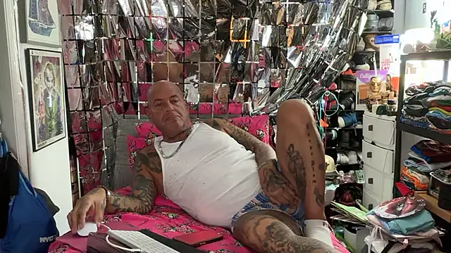 Snapshot of joeytatts66 chatting on April 19, 1:49 am joeytatts66 online show from April 19, 1:49 am