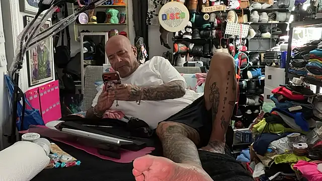 Snapshot of joeytatts66 chatting on June 15, 2:47 am joeytatts66 online show from June 15, 2:47 am