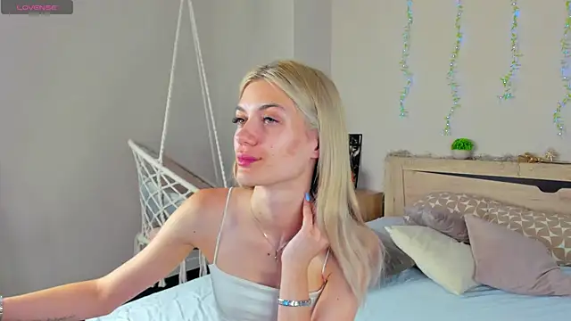 Snapshot of Cherry_Price chatting on July 20, 11:18 pm Cherry Price online show from July 20, 11:18 pm