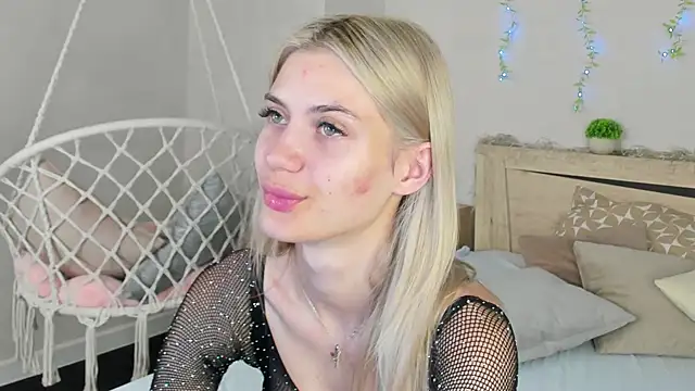 Snapshot of Cherry_Price chatting on July 21, 11:18 pm Cherry Price online show from July 21, 11:18 pm