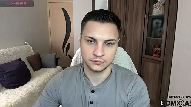 Snapshot of handsome_guy01 chatting on October 31, 7:37 pm handsome guy01 online show from October 31, 7:37 pm