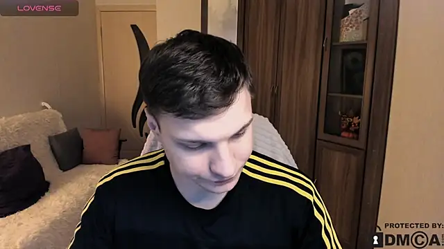 Snapshot of handsome_guy01 chatting on November 10, 5:17 am handsome guy01 online show from November 10, 5:17 am