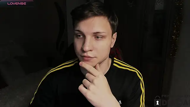 Snapshot of handsome_guy01 chatting on December 16, 8:47 pm handsome guy01 online show from December 16, 8:47 pm