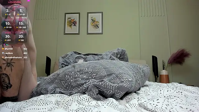 Snapshot of ravenousbiter chatting on December 8, 10:47 pm ravenousbiter online show from December 8, 10:47 pm