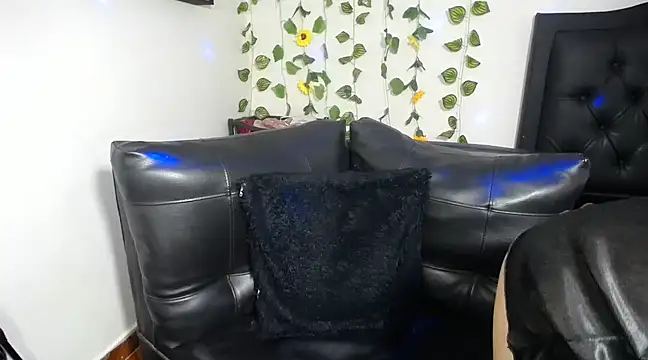 Snapshot of OLIVIAMISSY_02 chatting on March 5, 3:07 pm OLIVIAMISSY 02 online show from March 5, 3:07 pm