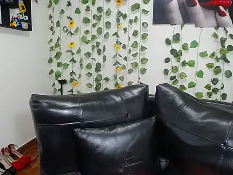 Snapshot of OLIVIAMISSY_02 chatting on November 21, 1:32 pm OLIVIAMISSY 02 online show from November 21, 1:32 pm