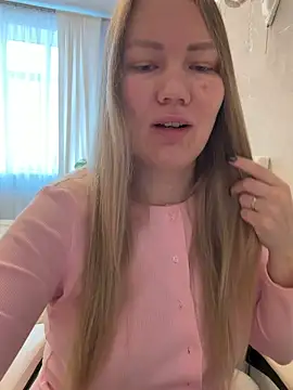 Snapshot of LianaCruz__ chatting on April 10, 4:39 am LianaCruz online show from April 10, 4:39 am