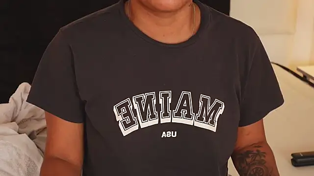 Snapshot of IzzyyBeelmonth chatting on December 22, 7:31 pm IzzyyBeelmonth online show from December 22, 7:31 pm