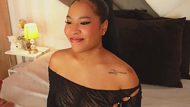 Snapshot of IzzyyBeelmonth chatting on December 28, 10:02 pm IzzyyBeelmonth online show from December 28, 10:02 pm