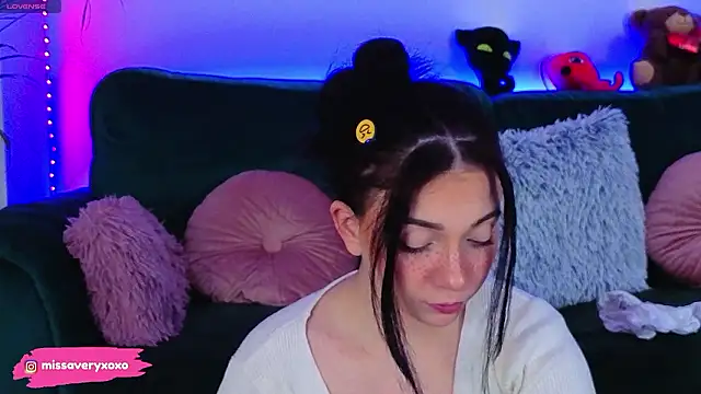 AveryWillow online show from March 20, 11:53 pm