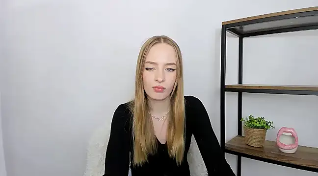 Snapshot of LilaGold chatting on December 3, 6:49 pm LilaGold online show from December 3, 6:49 pm