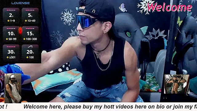 Snapshot of MikeRose94 chatting on February 14, 4:48 pm MikeRose94 online show from February 14, 4:48 pm