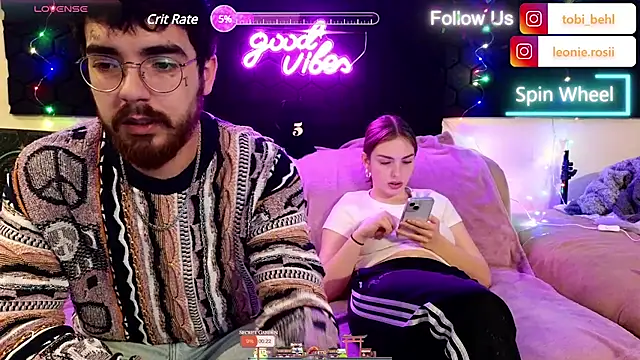 Snapshot of MrAndMrsSavage chatting on December 5, 8:33 pm MrAndMrsSavage online show from December 5, 8:33 pm