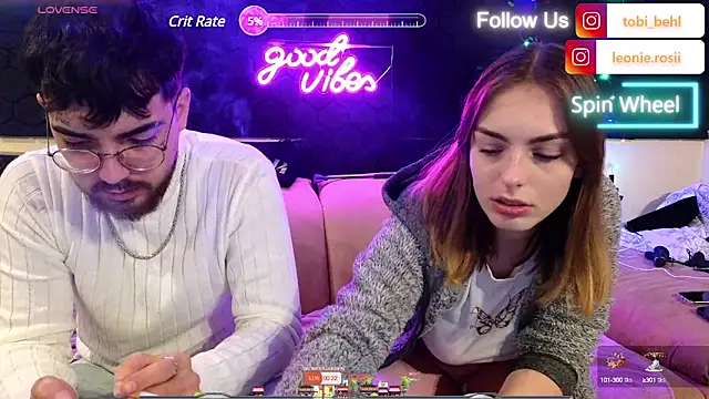 Snapshot of MrAndMrsSavage chatting on December 14, 7:03 pm MrAndMrsSavage online show from December 14, 7:03 pm