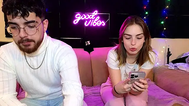 Snapshot of MrAndMrsSavage chatting on December 15, 4:15 pm MrAndMrsSavage online show from December 15, 4:15 pm