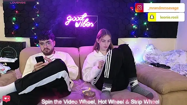 Snapshot of MrAndMrsSavage chatting on December 20, 11:37 pm MrAndMrsSavage online show from December 20, 11:37 pm