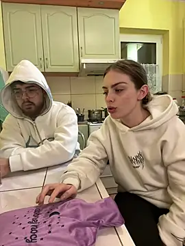 Snapshot of MrAndMrsSavage chatting on February 19, 9:03 pm MrAndMrsSavage online show from February 19, 9:03 pm