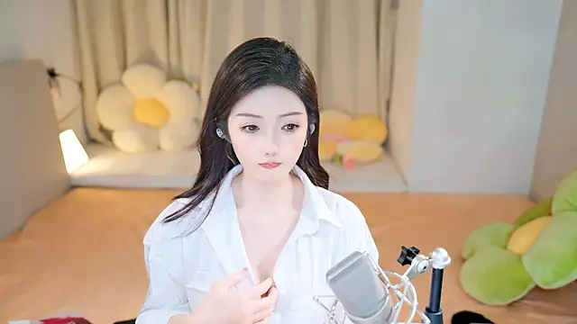 Snapshot of Eimile chatting on December 7, 2:57 pm Eimile online show from December 7, 2:57 pm