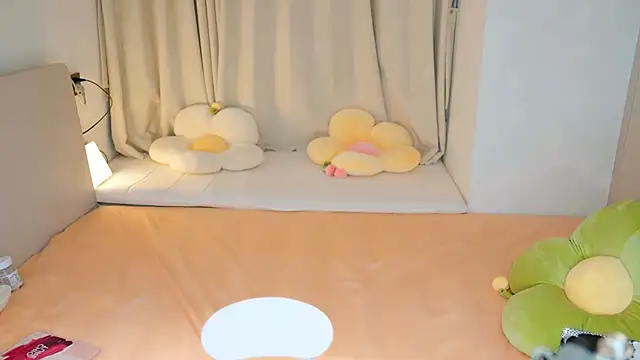 Snapshot of Eimile chatting on December 16, 6:05 pm Eimile online show from December 16, 6:05 pm