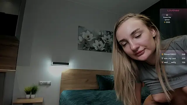 chloewallace online show from March 1, 7:15 pm