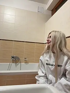 Snapshot of MacTroy chatting on February 8, 9:18 pm MacTroy online show from February 8, 9:18 pm