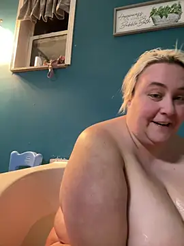 Snapshot of thickmilf182 chatting on December 13, 1:15 am thickmilf182 online show from December 13, 1:15 am