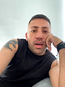 JuanZapata33 online show from October 27, 9:08 pm