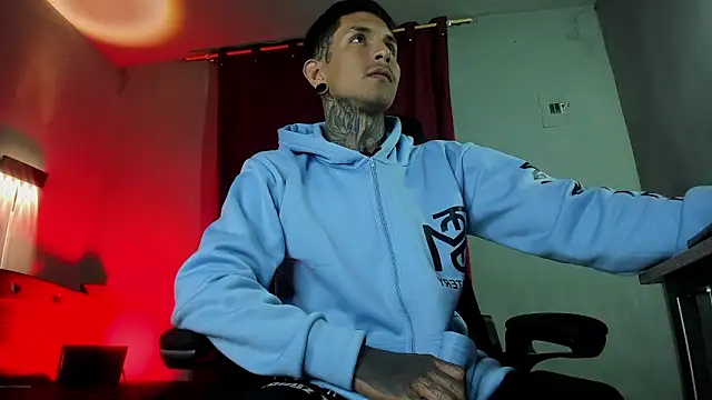 Travistanner 28 online show from March 30, 4:02 am