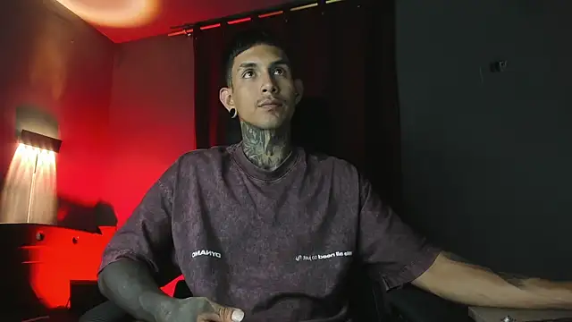 Travistanner 28 online show from April 4, 3:49 am