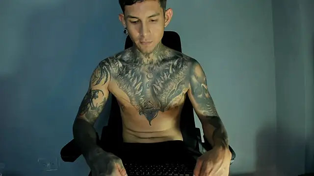Snapshot of Travistanner_28 chatting on April 17, 10:24 pm Travistanner 28 online show from April 17, 10:24 pm